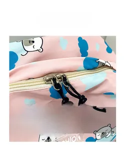 Détail du sac dinosaure rose montrant la double fermeture éclair et l'étiquette mode