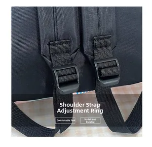 Détails des boucles de réglage en plastique sur un sac à dos dinosaure en nylon noir