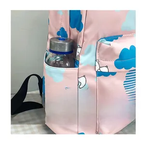 Vue détaillée de la poche latérale d'un sac à dos rose avec une gourde d'eau