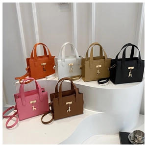 Lot de mini sacs cabas en similicuir en six couleurs avec pendentif cerf doré élégant