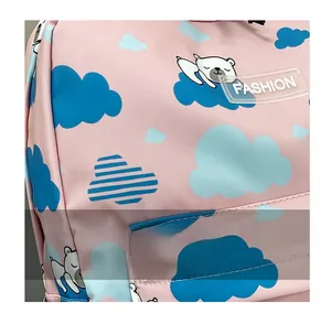 Détail du motif ours et nuages sur sac à dos rose avec patch mode en caoutchouc