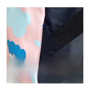 Détail de maille haute densité et tissu rose avec imprimé ours et coutures renforcées