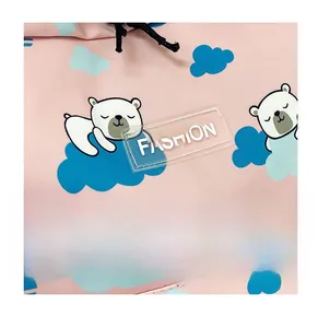 Gros plan sur le tissu rose à motifs d'ours polaires avec écusson PVC FASHION