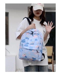 Sac à dos bleu clair avec ours mignons et double fermeture éclair porté par un mannequin