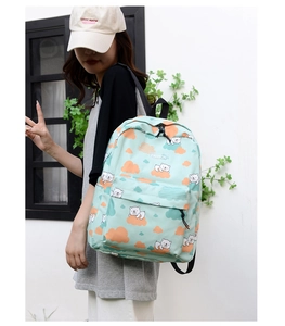 Détail du sac à dos vert menthe avec motifs ours blancs et étiquette texte FASHION