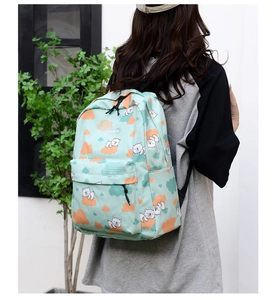 Détail du sac à dos dinosaure vert menthe avec motifs d'ours et étiquette mode