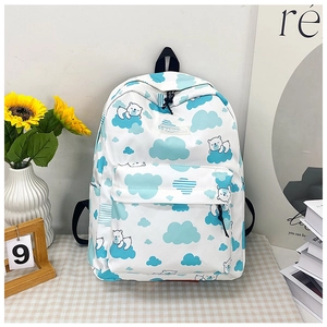 Détail du sac à dos blanc avec imprimés nuages et ours bleu clair et poche avant