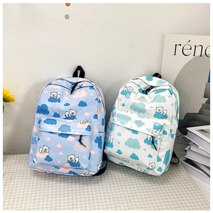 Détail de sacs à dos avec imprimé ours polaire, poches zippées et étiquettes de mode