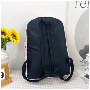 Sac à dos dinosaure rose avec bretelles noires réglables dans un décor de style de vie