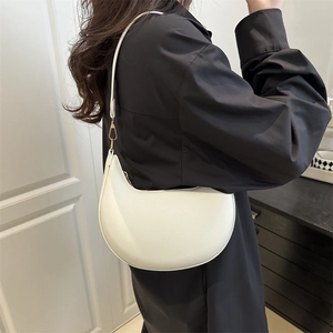 Weiße halbmondförmige Schultertasche aus Leder mit Litschi-Textur und Gold-Hardware