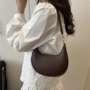 Vintage dunkelbraune strukturierte Mondsichel-Schultertasche mit rotem Futter und Goldteilen