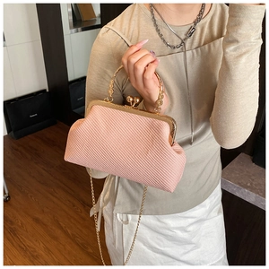 Sac coquille rose tissé avec cadre doré vintage et détails de poignée élégants