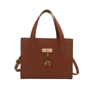 Sac fourre-tout marron en cuir avec breloque cerf et bandoulière réglable pour femme