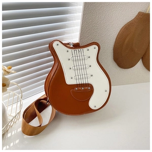 Dettaglio di una mini borsa a tracolla creativa a forma di chitarra elettrica con tracolla