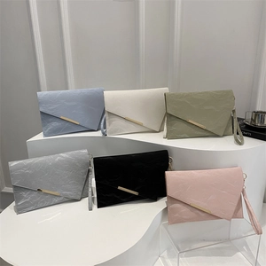 Pochettes plissées en six couleurs avec fermoir doré sur présentoir blanc