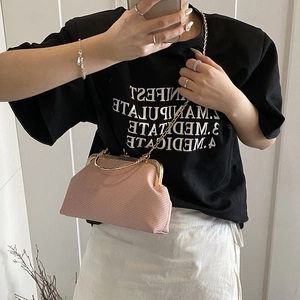 Sac coquille rose tissé à rayures avec poignée en métal doré et bandoulière