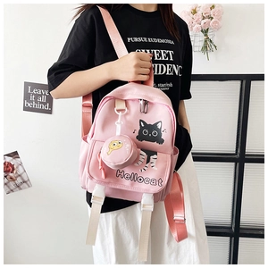 Dettaglio dello zaino rosa con gatto con stampa HelloCat e ciondolo a forma di pesce