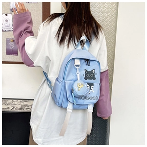 Dettaglio dello zaino celeste con gatto dei cartoni e mini pochette coordinata