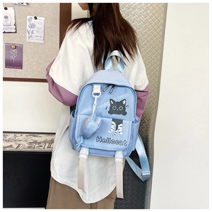 Dettaglio dello zaino azzurro con gatto, spallacci regolabili e tasche laterali esterne