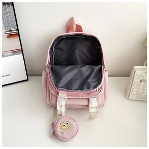 Dettaglio dello zaino scolastico rosa con scomparto interno spazioso e portamonete abbinato