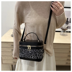 Sac bandoulière vintage à imprimé léopard avec double fermeture éclair dorée chic