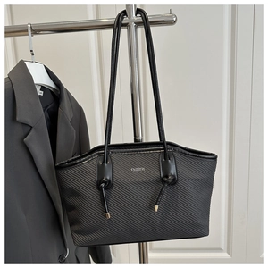 Détail du sac cabas noir avec texture sergée diagonale et lettrage Fashion argenté