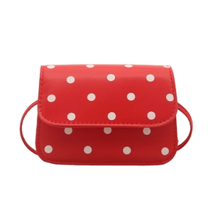 Sac à bandoulière rouge chic avec pois blancs et design à rabat rectangulaire