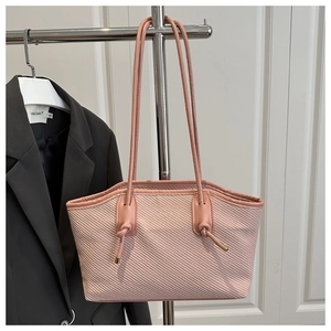 Sac fourre-tout rose à texture tressée avec bandoulière et lettrage FASHION en studio