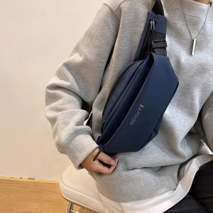 Détail du sac bandoulière en nylon bleu marine avec logo sport-1 et sangle réglable