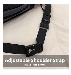 Détail de la bandoulière en nylon noir réglable avec boucle en plastique et maille