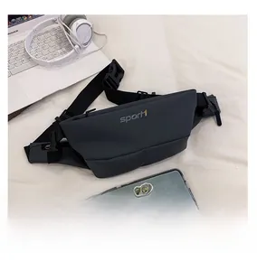 Détail du sac de sport bandoulière gris foncé mat imperméable avec sangle réglable