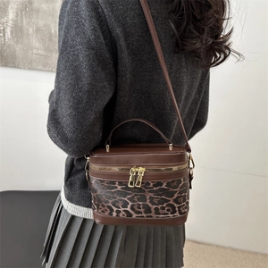 Schicke Box-Handtasche mit Leopardenmuster in Dunkelbraun mit goldenem Reißverschluss