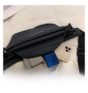 Vue détaillée du compartiment principal d'un sac bandoulière de sport gris avec zips