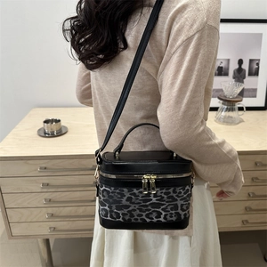 Leoparden-Beuteltasche mit schwarzem Lederbesatz und verstellbarem Schultergurt