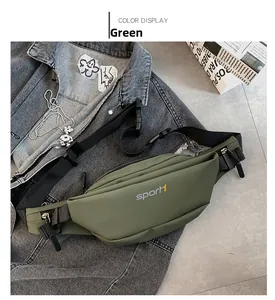 Détail du sac bandoulière en nylon vert armée avec sangle réglable et imprimé sport