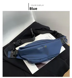 Détail du tissu mat imperméable et du logo sport1 sur le sac à bandoulière bleu sport