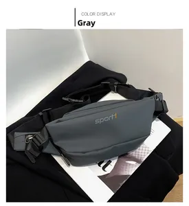 Gros plan d'un sac banane gris imperméable avec logo sport1 et sangle en nylon
