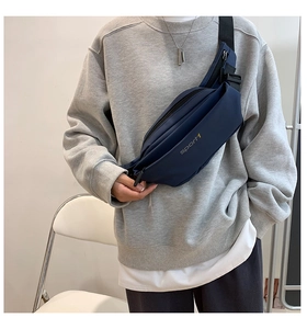 Gros plan du sac bandoulière bleu foncé montrant le logo sport1 et la texture en nylon