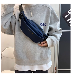 Vue détaillée du sac bandoulière en nylon bleu marine avec logo sport 1 imprimé