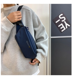 Détail de la sacoche bandoulière imperméable bleu marine avec logo sport1 et sangle nylon