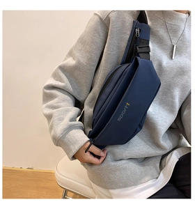 Détail du sac bandoulière moto bleu foncé avec lettrage sport1 et texture en nylon
