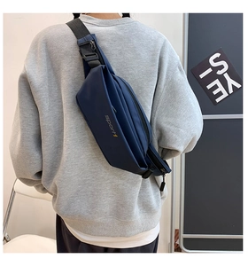 Détail du sac de sport bleu foncé imperméable avec bandoulière réglable sur le modèle