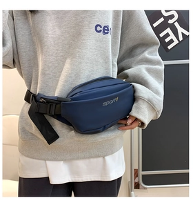 Détail d'un sac bandoulière bleu avec sangle réglable et lettrage sport1 distinctif