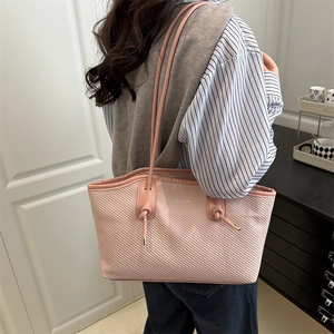 Sac fourre-tout texturé rose avec lanières en cuir et logo mode pour femmes élégantes