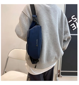 Détail d'un sac bandoulière sport en nylon bleu foncé vu de dos, style moto