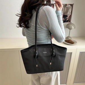 Sac fourre-tout noir texturé tendance avec lettrage FASHION pour femme et bandoulière