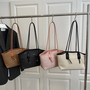 Sacs cabas tendance en quatre couleurs avec finition texturée et anses supérieures
