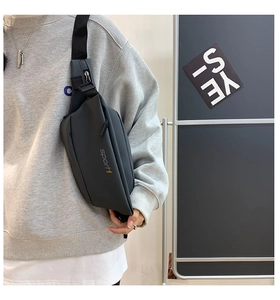 Détail du sac bandoulière gris anthracite avec logo sport1 jaune et sangle réglable