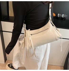 Bolso de hombro minimalista beige en cuero sintético brillante con borla y cremallera