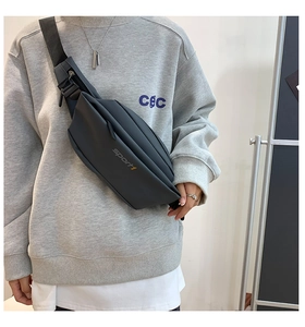 Détail du sac à bandoulière imperméable gris foncé avec sangle réglable et imprimé sport1